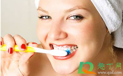 牙龈长脓包可以挑破吗(牙龈鼓包有脓可以挑破吗)