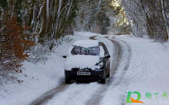 下雪天开车要开什么灯(下雪天开车怎么开灯)