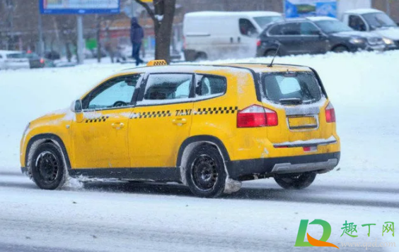 车上的积雪用凉水冲吗(车上的雪可以直接用水冲吗)