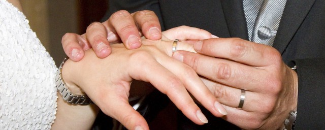 戴左手还是右手(黑曜石戴左手还是右手)