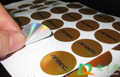 塑料盒上的商标胶怎样去掉(如何去掉塑料罐上的商标的胶)