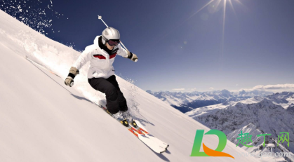 学滑雪穿什么衣服(去滑雪应该穿什么衣服)