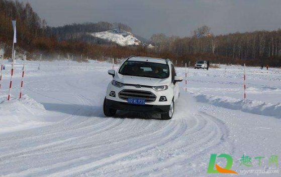 下雪天开车开暖风还是冷风(下雪天车内开冷风还是暖风)
