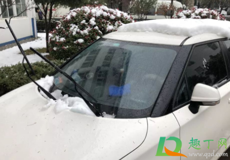 下雪天需要把雨刮器竖起来吗(下雪天是不是要把雨刮器竖起来)