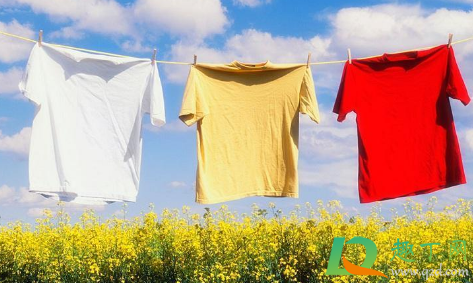 衣服怎样挂避免肩膀鼓包(将衣服把肩膀挂出包怎么办)