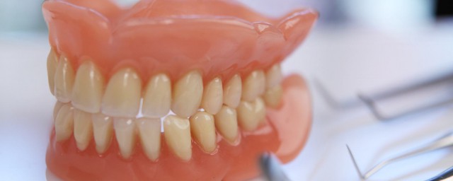 小苏打怎么清洗假牙(小苏打怎样洗牙)