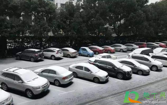 下雪天车上的雪要扫掉吗(下大雪后车上的雪用不用扫)