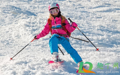 滑雪把膝盖扭了怎么办(滑雪摔伤膝盖怎么处理)