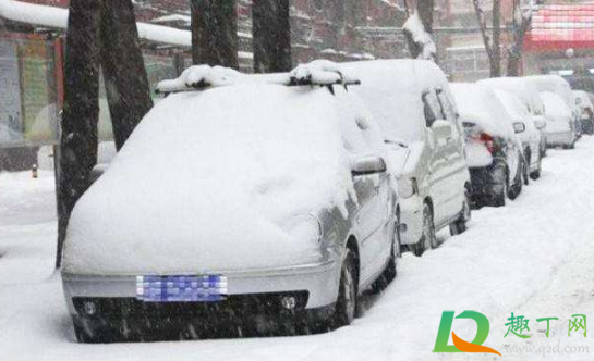 下雪天车上的雪要扫掉吗(下大雪后车上的雪用不用扫)