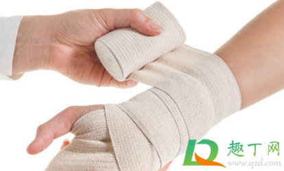 摔倒了伤口里面有土怎么办(在水泥地上摔倒了如何处理伤口) 摔倒了伤口里面有土怎么办(在水泥地上摔倒了如何处理伤口)