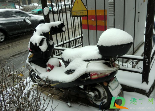 下雪天电瓶车打滑咋整(下雪天骑电车滑怎么办)