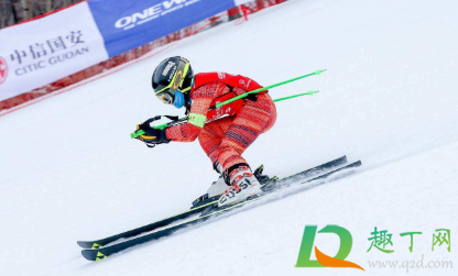 滑雪先学单板还是双板(初次滑雪学单板还是双板)