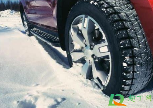 雪天上坡上不去溜车怎么办(下雪车上不去坡怎么办)
