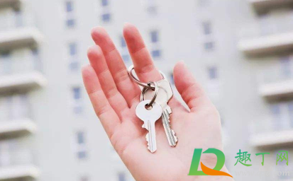 钥匙插错孔拔不出来怎么办(钥匙插在孔里拔不出来怎么办)