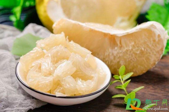 柚子其中一掰发霉其他掰能吃吗(拨开的柚子发了一点霉可以吃吗)