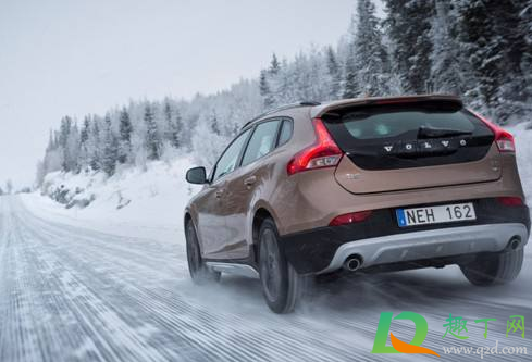 下雪天开车前驱好还是后驱好(下雪天前驱车好还是后驱车好用)