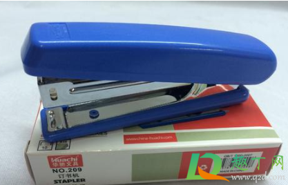 订书机钉子卡在里面怎么办(订书钉卡在订书机里了怎么办)