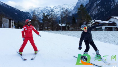 滑雪摔疼是冷敷还是热敷(摔倒了应该热敷还是冷敷)
