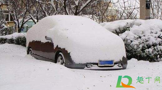 下雪天开车如何除玻璃上的雾(下雪开车玻璃起雾怎么办)