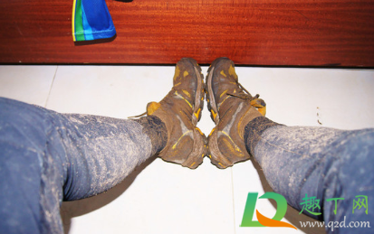 裤子上的泥巴印怎么洗掉(裤子上的泥印怎么去掉)