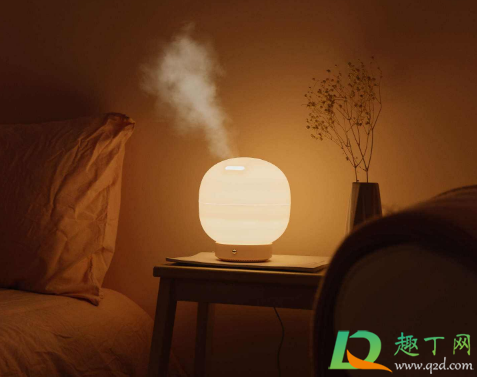 用加湿器后为什么家具上出现白霜(加湿器开了后屋子里有白霜)