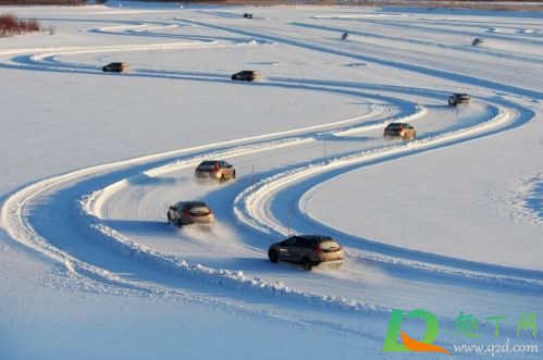 下雪天开车如何除玻璃上的雾(下雪开车玻璃起雾怎么办)