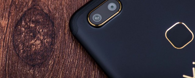 要设置卡片式后台的模糊效果的话要这么做