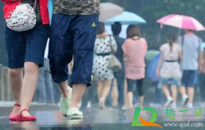 走路带泥巴怪鞋子吗(带泥的鞋子)