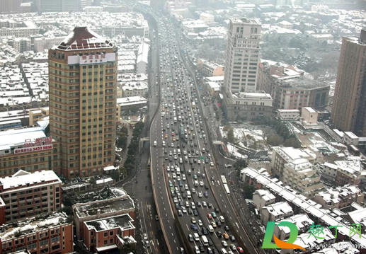 雪天上坡上不去溜车怎么办(下雪车上不去坡怎么办)