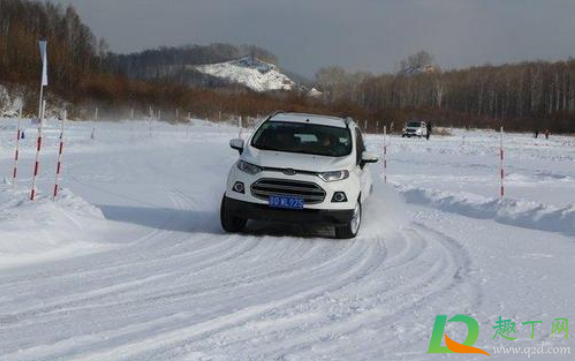 下雪天开车如何除玻璃上的雾(下雪开车玻璃起雾怎么办)