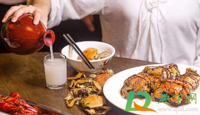 吃螃蟹喝白酒能得痛风吗(螃蟹加酒喝了是否容易得痛风)