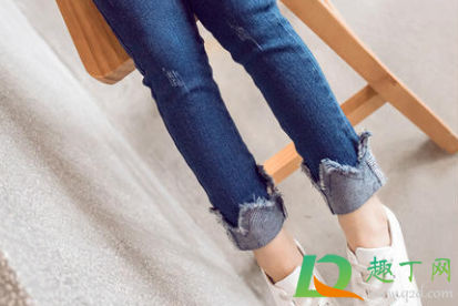 牛仔裤如何锁毛边(毛边裤脚怎么锁边)