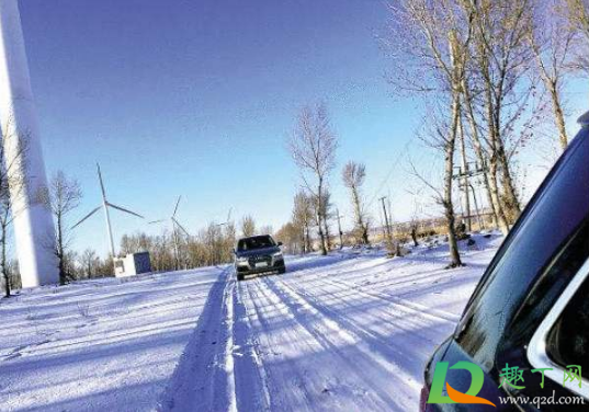 下雪天开车是跟前车印记走还是自己走好(雪地开车应该走车辙印吗)