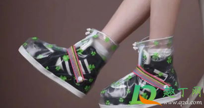 走路带泥巴怪鞋子吗(带泥的鞋子)