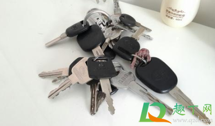 钥匙插错孔拔不出来怎么办(钥匙插在孔里拔不出来怎么办)