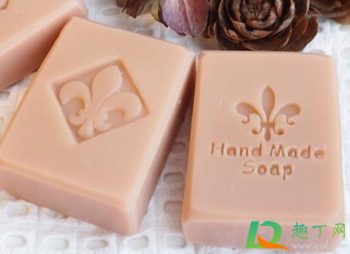 手工皂和洗面奶哪个早上用(早上用肥皂还是洗面奶)