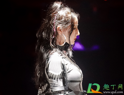 迪丽热巴玩和平精英玩的是微信还是qq(和平精英是qq玩的多还是微信)