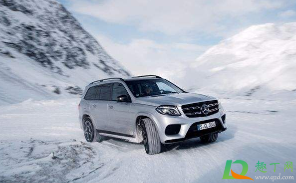 下雪天开车要开什么灯(下雪天开车怎么开灯)