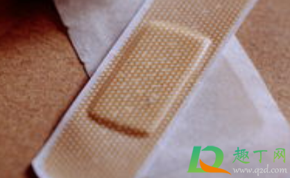 创可贴会和伤口处的血肉粘在一起吗(伤口会和创可贴粘起来吗)