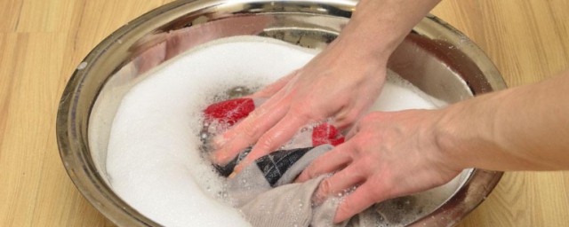 去除衣服上的消毒液的方法(怎么去除衣服上的消毒液)