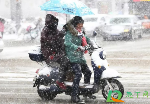 下雪骑电瓶车安全吗(下雨骑电动车安全吗)