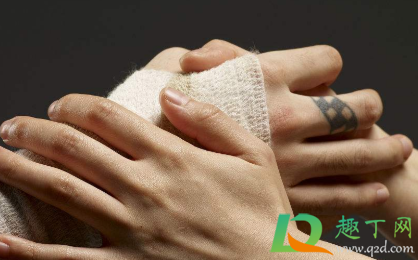 摔倒了伤口里面有土怎么办(在水泥地上摔倒了如何处理伤口)