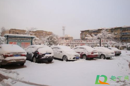 车上的积雪是自然化掉好还是扫掉好(车上积雪用什么扫)