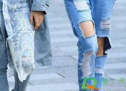冬天破洞裤怎么搭配(破洞牛仔裤冬季怎么穿)
