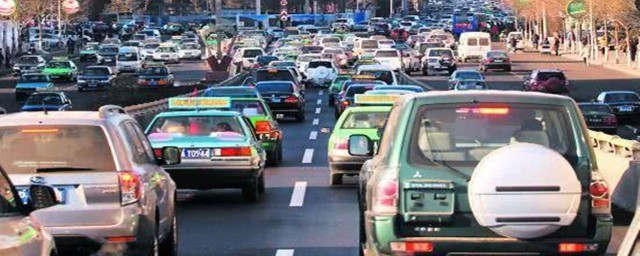 堵车时的开车技巧(堵车行驶该怎么操作开车)
