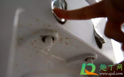 饮水机为什么有黑渣(饮水机里面有渣)