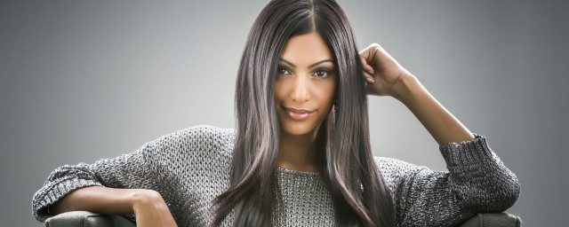 皮肤黑穿什么颜色显白(夏天男生皮肤黑穿什么颜色显白)