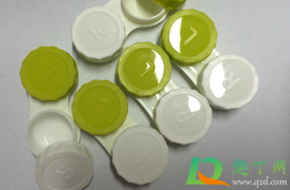 隐形眼镜可以放在盐水里吗(戴隐形眼镜可以滴盐水吗)