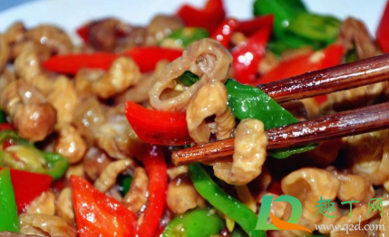 肥肠过水之后是不是会缩水很多(生肥肠煮熟后会缩水多少)