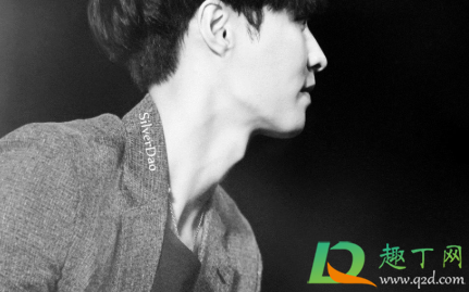 女生喉结位置突出是甲状腺有问题吗(有甲状腺结节喉结处会凸出吗)